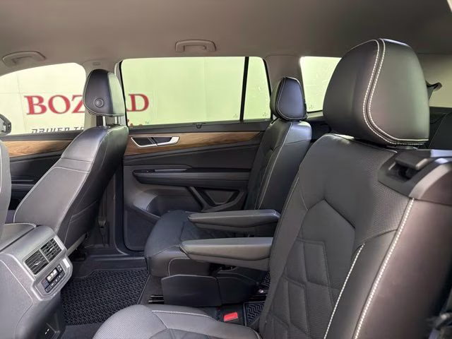 2024 Pure White Volkswagen Atlas 2.0T SE w/Technology FWD SUV