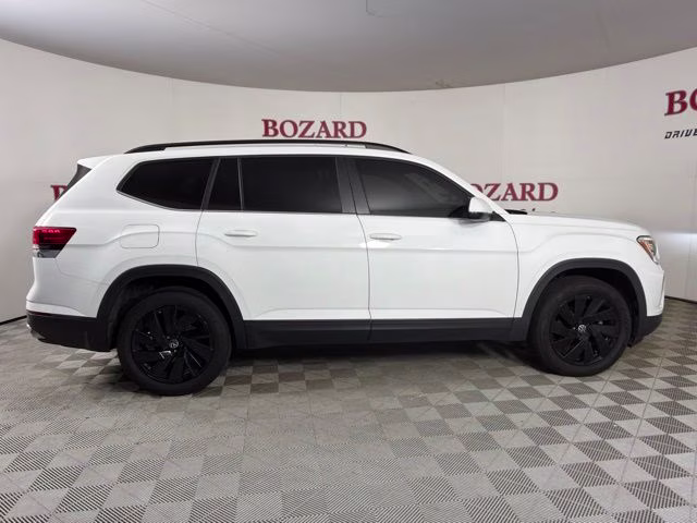 2024 Pure White Volkswagen Atlas 2.0T SE w/Technology FWD SUV