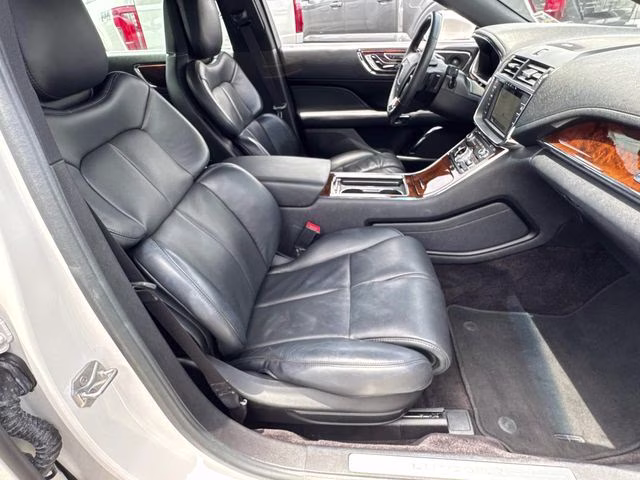 2017 White Platinum Clearcoat Lincoln Continental Reserve FWD Sedan