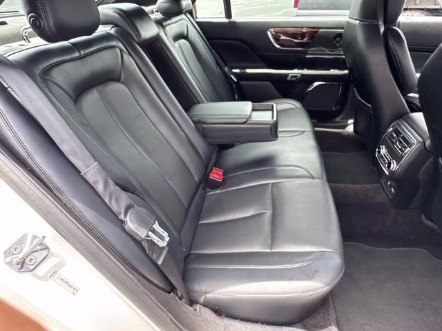 2017 White Platinum Clearcoat Lincoln Continental Reserve FWD Sedan