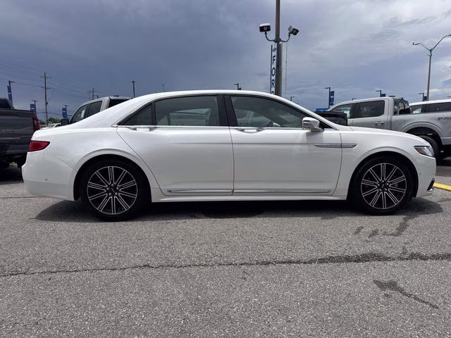 2017 White Platinum Clearcoat Lincoln Continental Reserve FWD Sedan