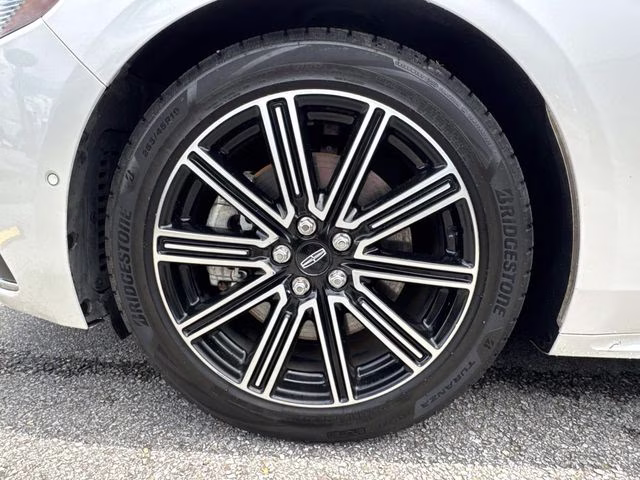 2017 White Platinum Clearcoat Lincoln Continental Reserve FWD Sedan