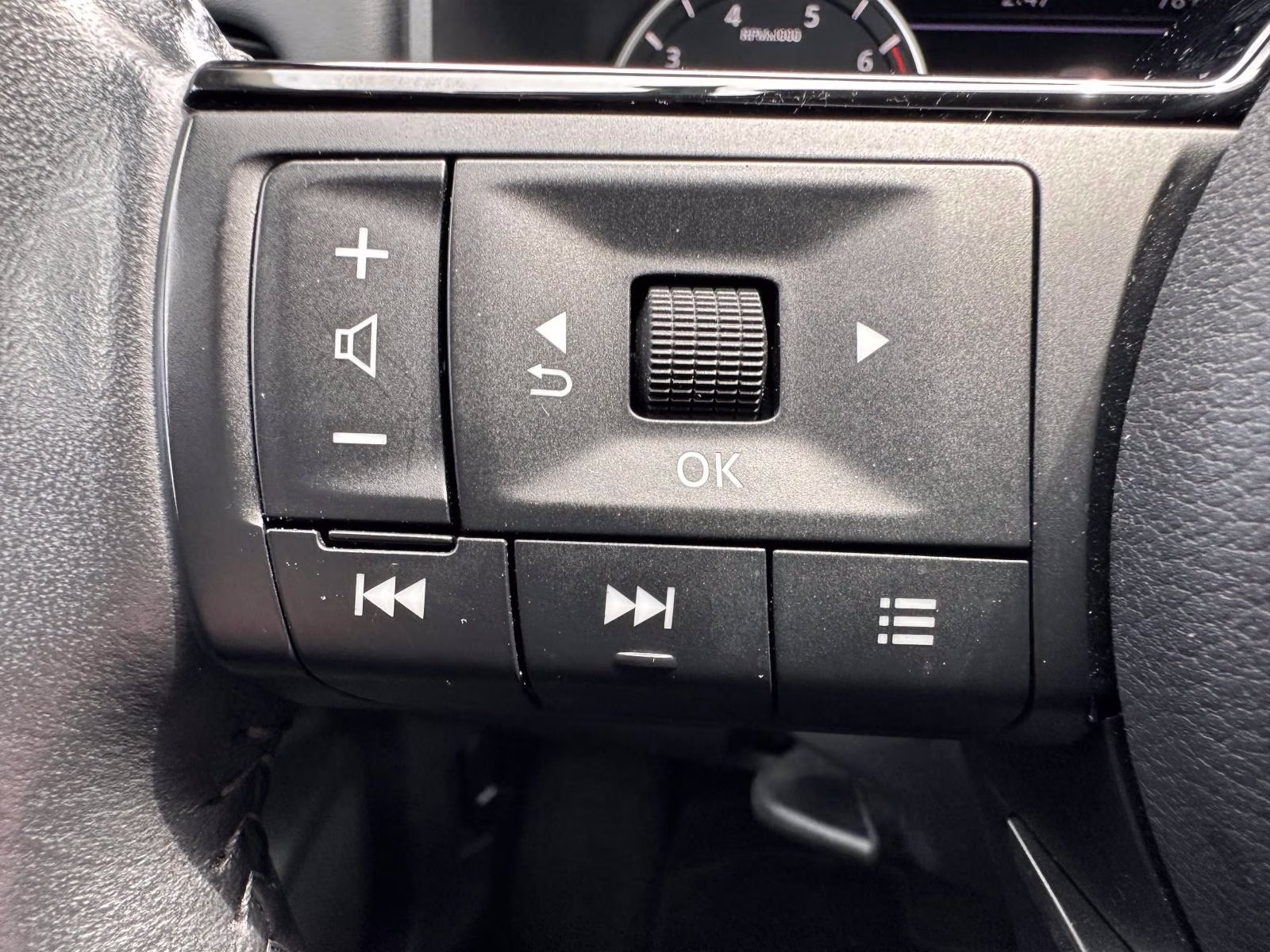 2023 Pearl White Tricoat Nissan Rogue AWD SL AWD SUV