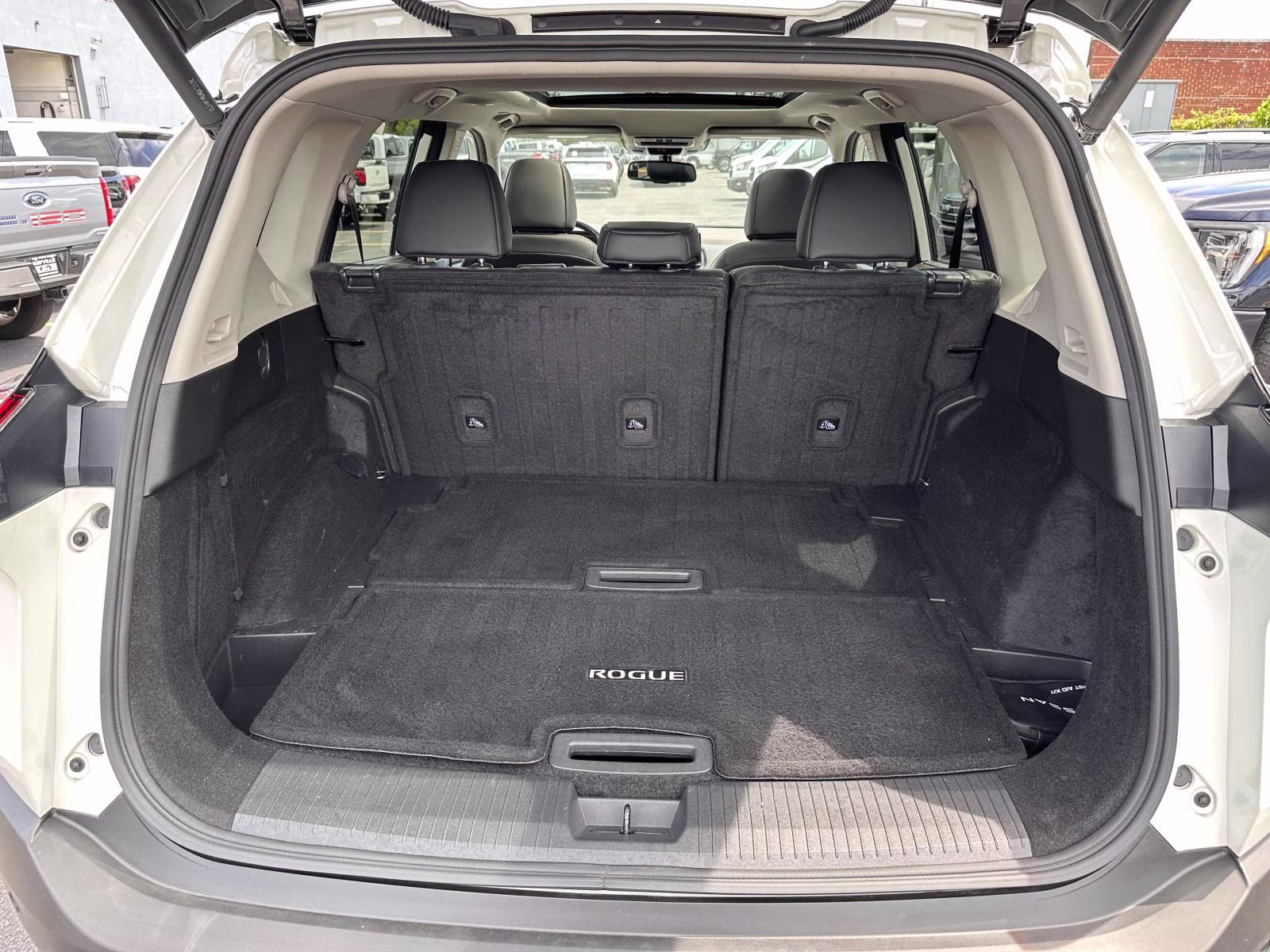 2023 Pearl White Tricoat Nissan Rogue AWD SL AWD SUV