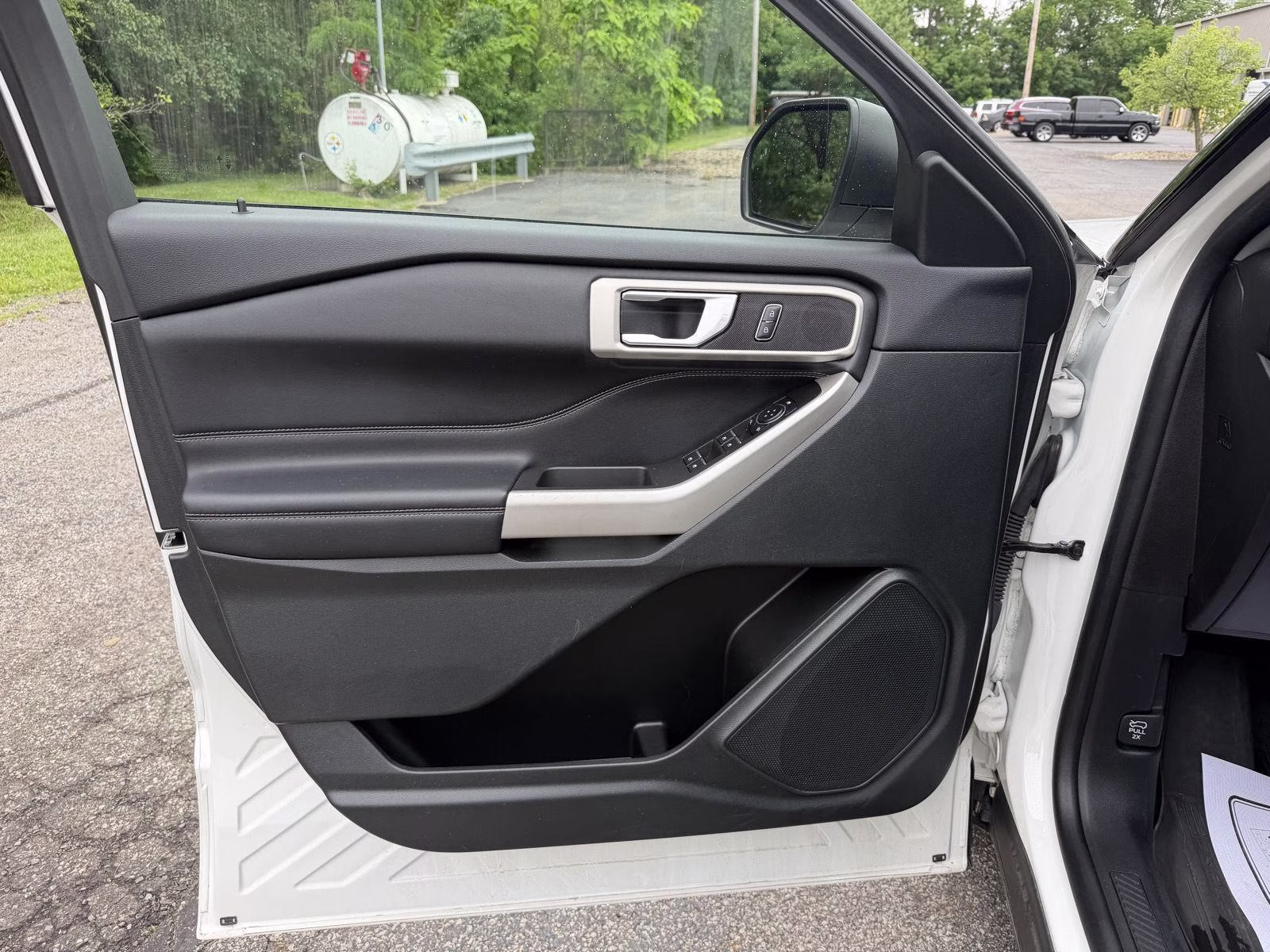 2023 Star White Metallic Tri-Coat Ford Explorer XLT 4X4 SUV