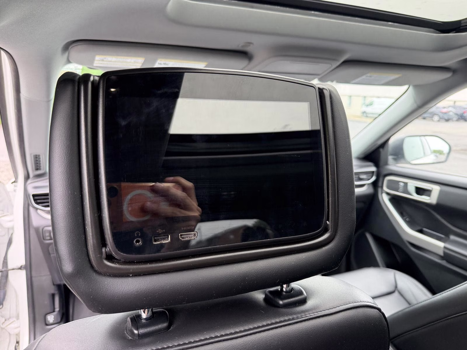 2023 Star White Metallic Tri-Coat Ford Explorer XLT 4X4 SUV