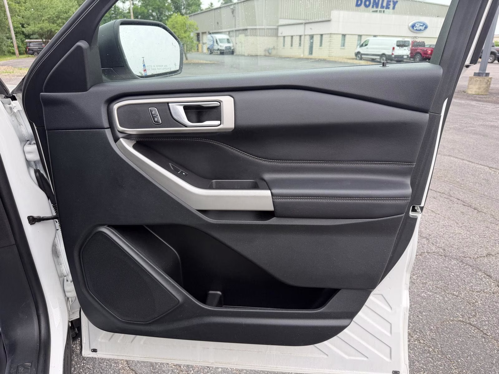 2023 Star White Metallic Tri-Coat Ford Explorer XLT 4X4 SUV