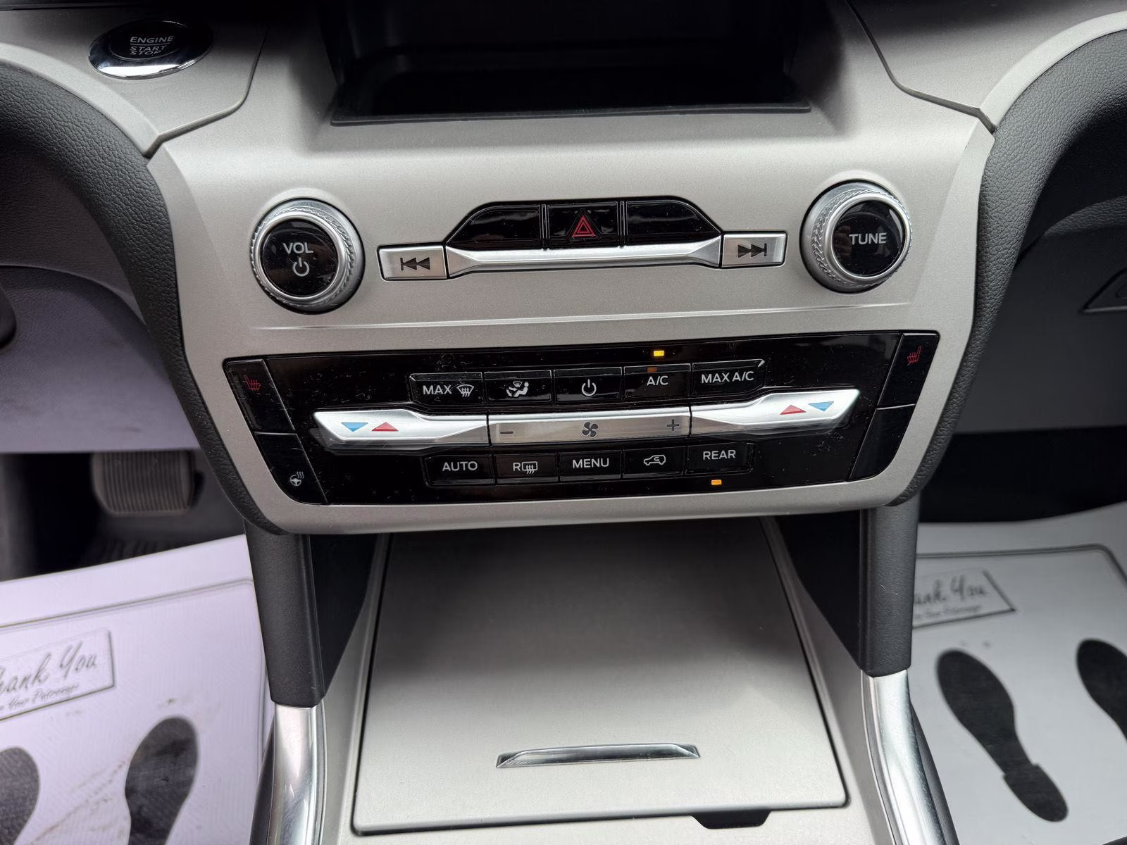2023 Star White Metallic Tri-Coat Ford Explorer XLT 4X4 SUV