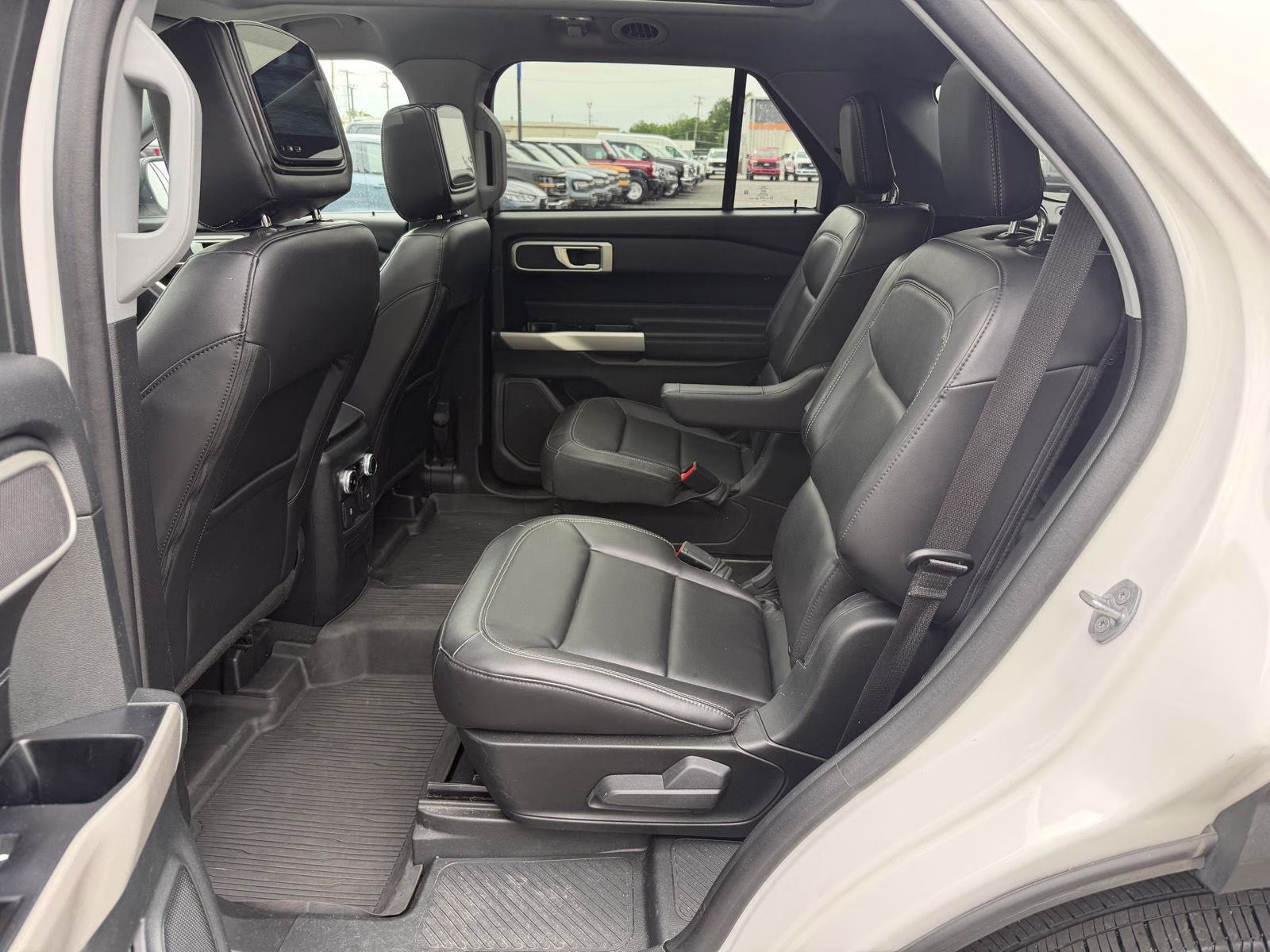 2023 Star White Metallic Tri-Coat Ford Explorer XLT 4X4 SUV