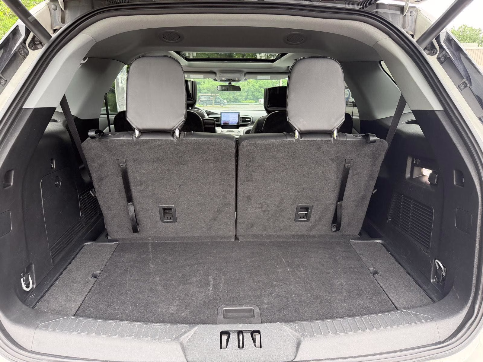 2023 Star White Metallic Tri-Coat Ford Explorer XLT 4X4 SUV