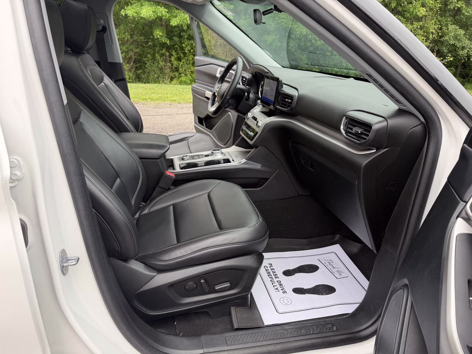 2023 Star White Metallic Tri-Coat Ford Explorer XLT 4X4 SUV
