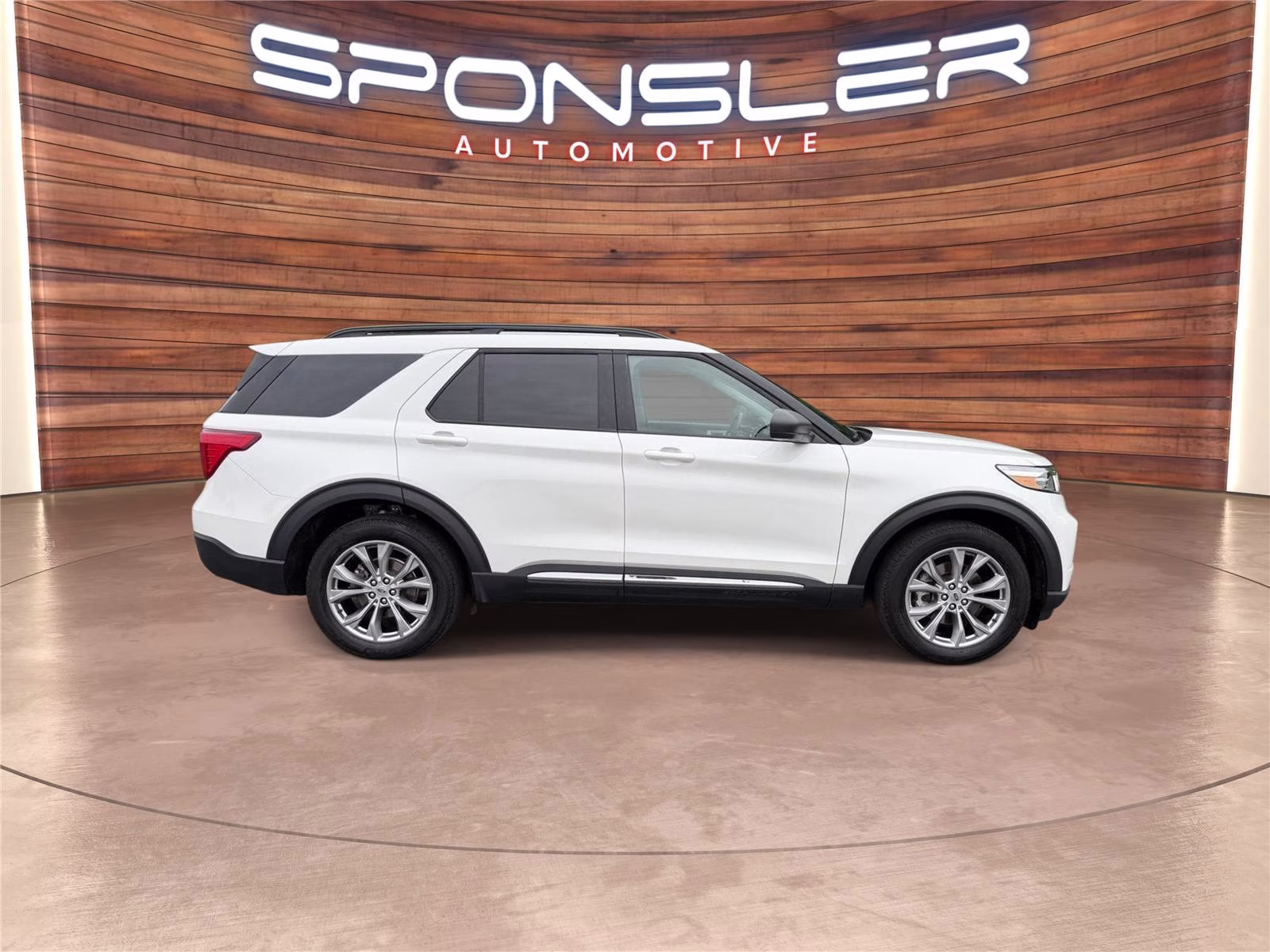 2023 Star White Metallic Tri-Coat Ford Explorer XLT 4X4 SUV