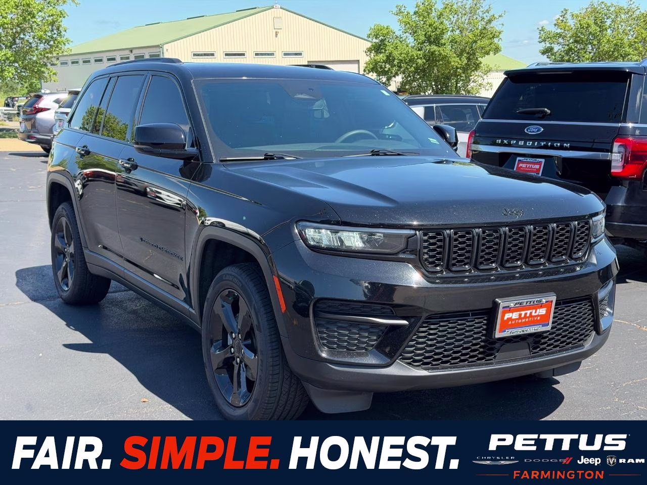 2023 Diamond Black Crystal Pearlcoat Jeep Grand Cherokee 4WD Altitude 4X4 SUV