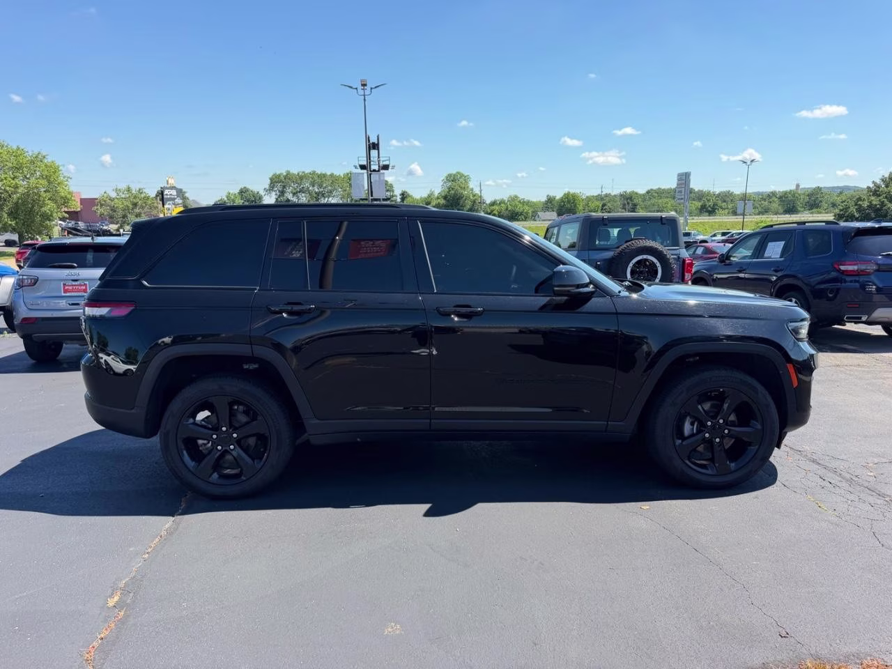 2023 Diamond Black Crystal Pearlcoat Jeep Grand Cherokee 4WD Altitude 4X4 SUV