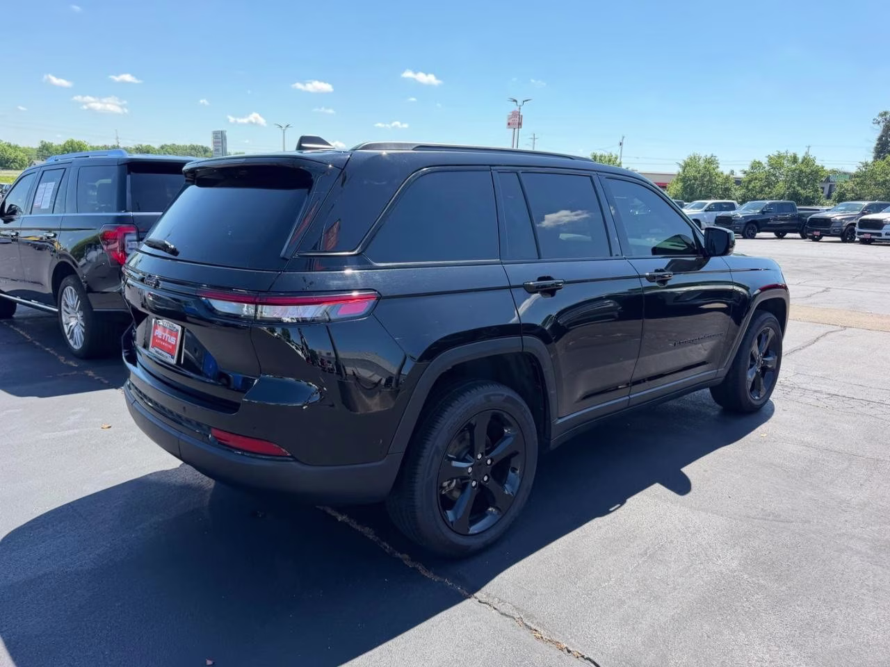 2023 Diamond Black Crystal Pearlcoat Jeep Grand Cherokee 4WD Altitude 4X4 SUV