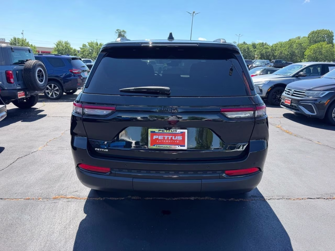 2023 Diamond Black Crystal Pearlcoat Jeep Grand Cherokee 4WD Altitude 4X4 SUV