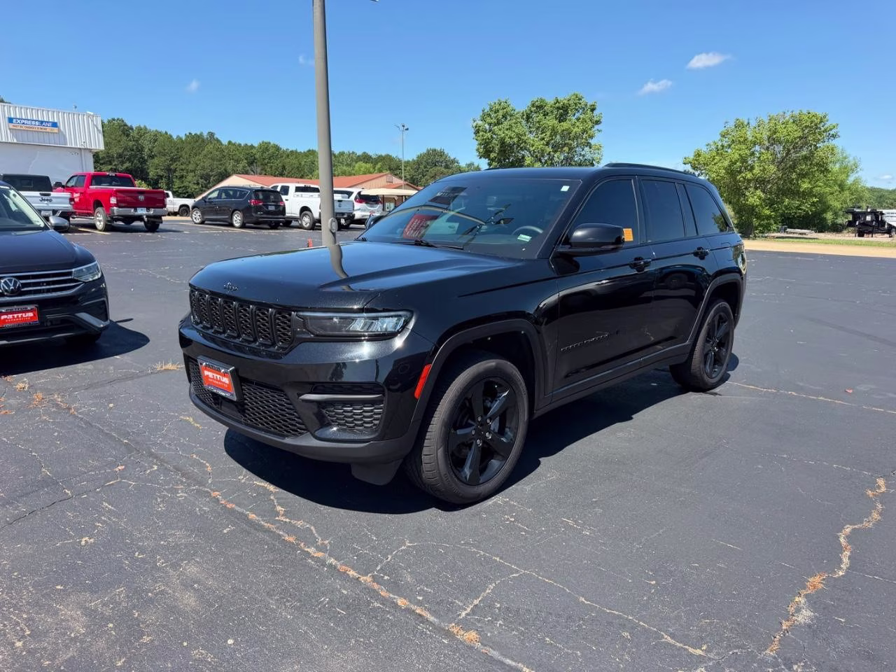 2023 Diamond Black Crystal Pearlcoat Jeep Grand Cherokee 4WD Altitude 4X4 SUV
