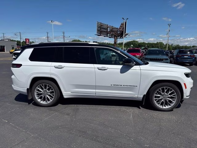 2022 Bright White Clearcoat Jeep Grand Cherokee L Summit 4X4 SUV