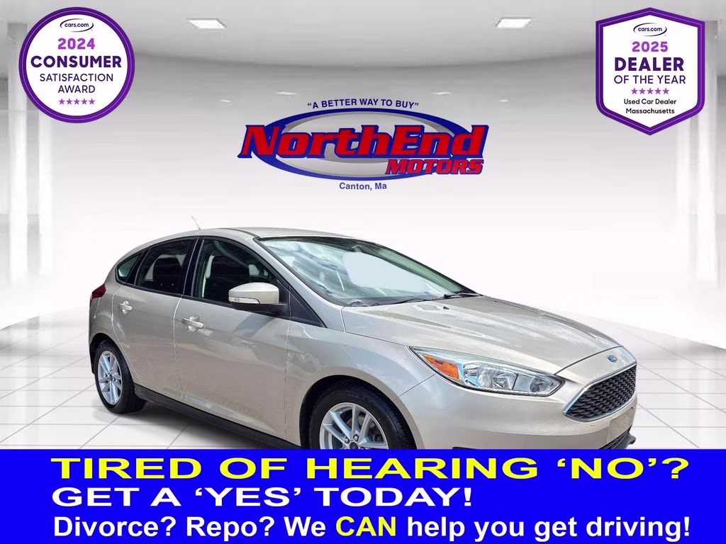 2017 White Gold Metallic Ford Focus SE FWD Hatchback