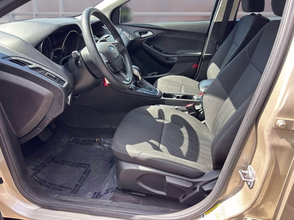 2017 White Gold Metallic Ford Focus SE FWD Hatchback