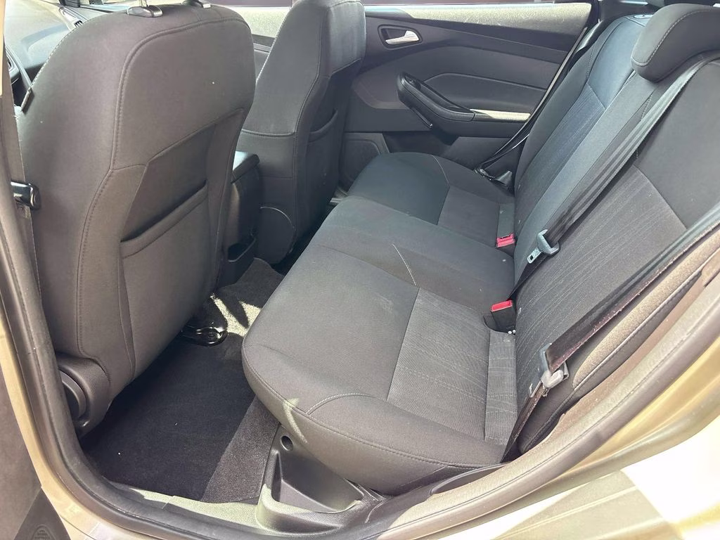 2017 White Gold Metallic Ford Focus SE FWD Hatchback