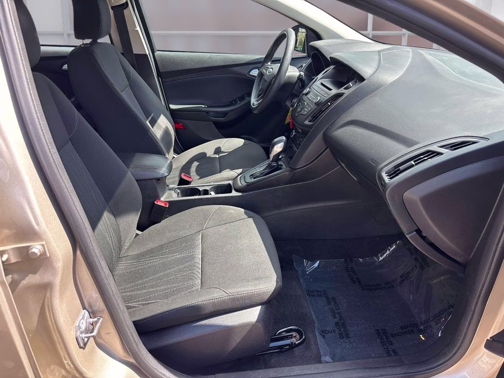 2017 White Gold Metallic Ford Focus SE FWD Hatchback