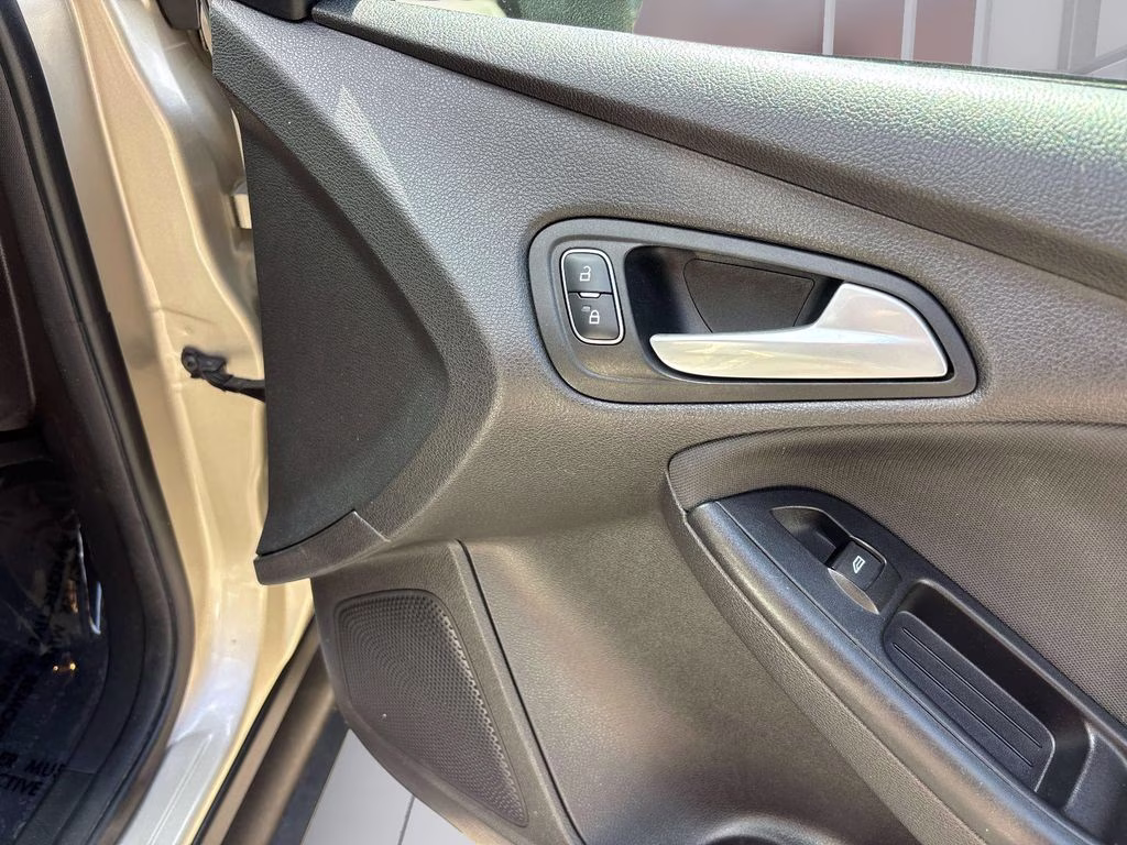 2017 White Gold Metallic Ford Focus SE FWD Hatchback