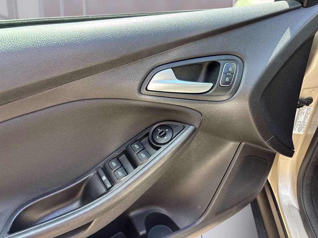 2017 White Gold Metallic Ford Focus SE FWD Hatchback