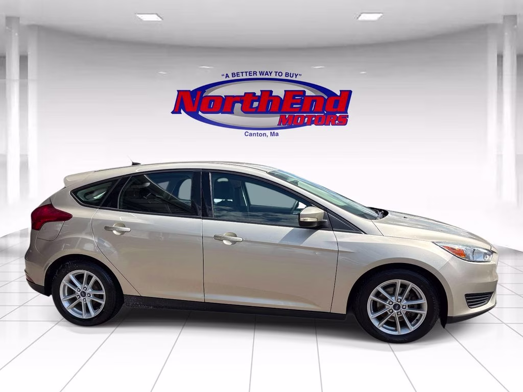 2017 White Gold Metallic Ford Focus SE FWD Hatchback