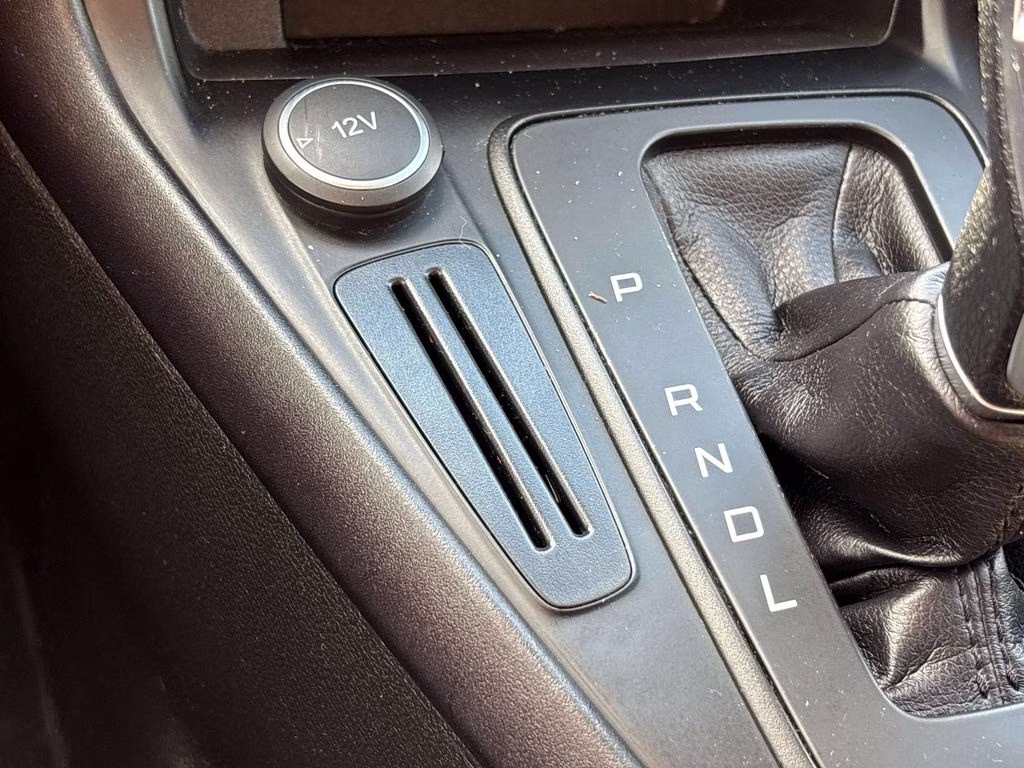 2017 White Gold Metallic Ford Focus SE FWD Hatchback