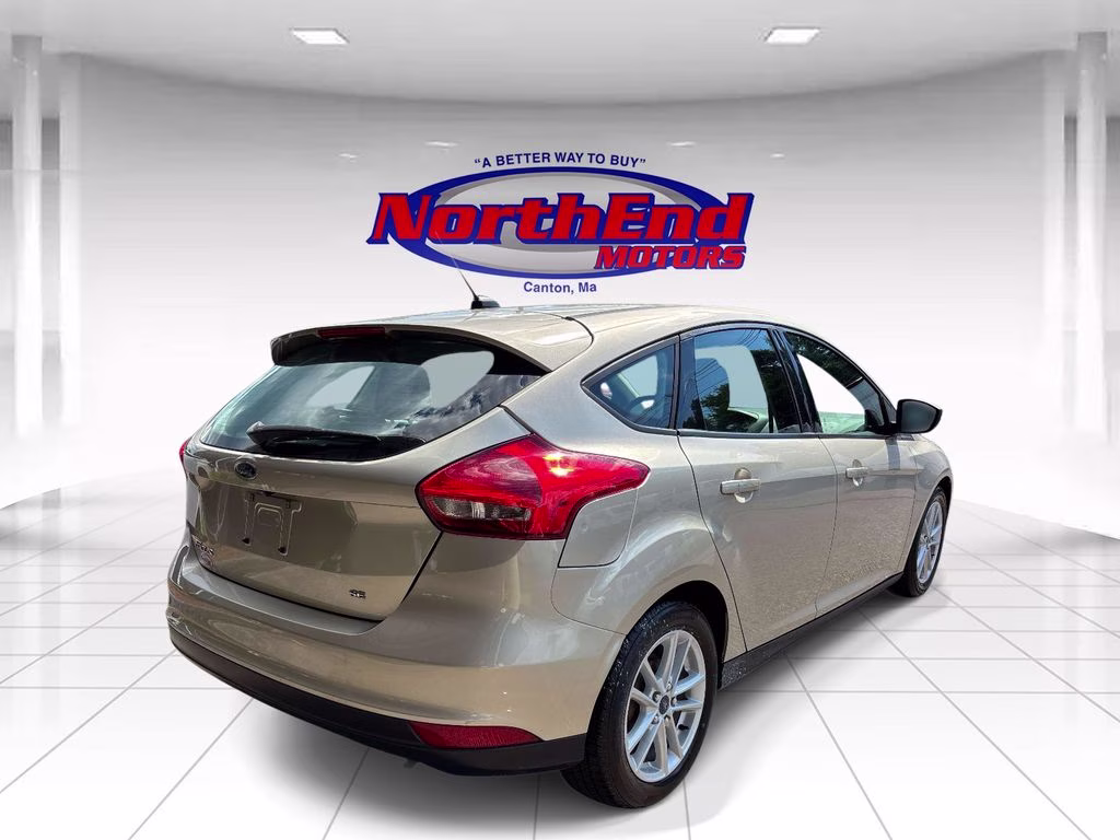 2017 White Gold Metallic Ford Focus SE FWD Hatchback