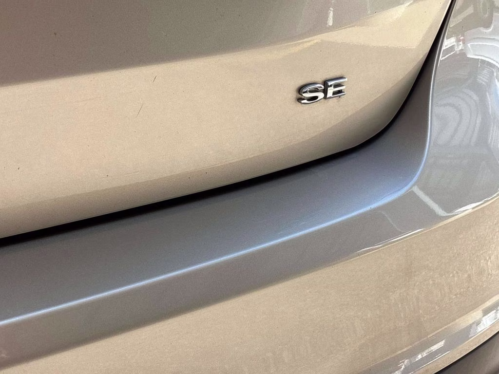 2017 White Gold Metallic Ford Focus SE FWD Hatchback