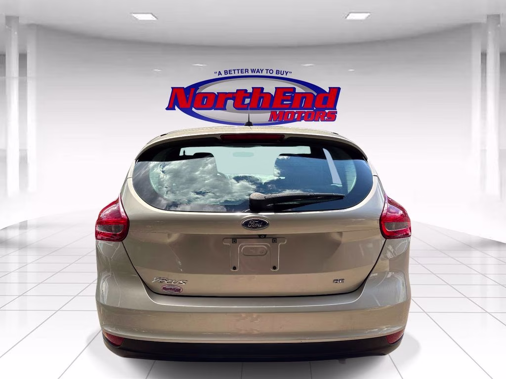 2017 White Gold Metallic Ford Focus SE FWD Hatchback
