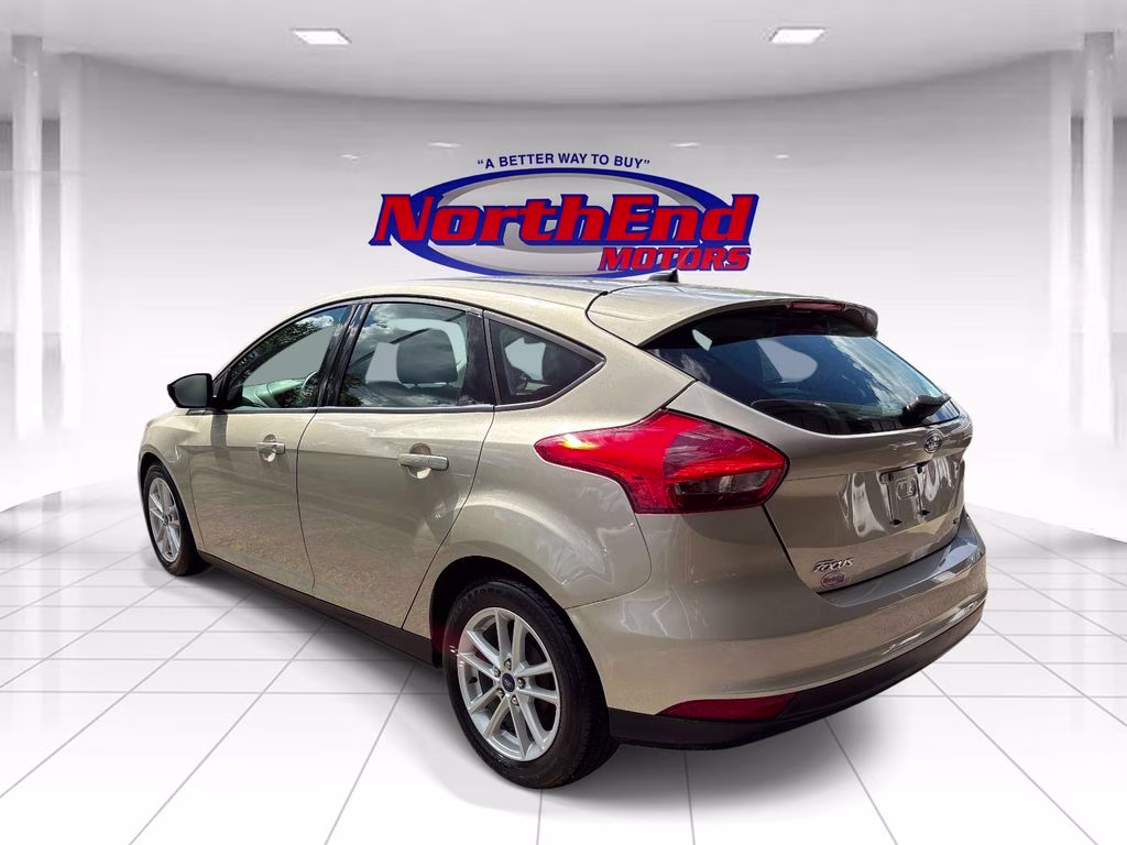 2017 White Gold Metallic Ford Focus SE FWD Hatchback
