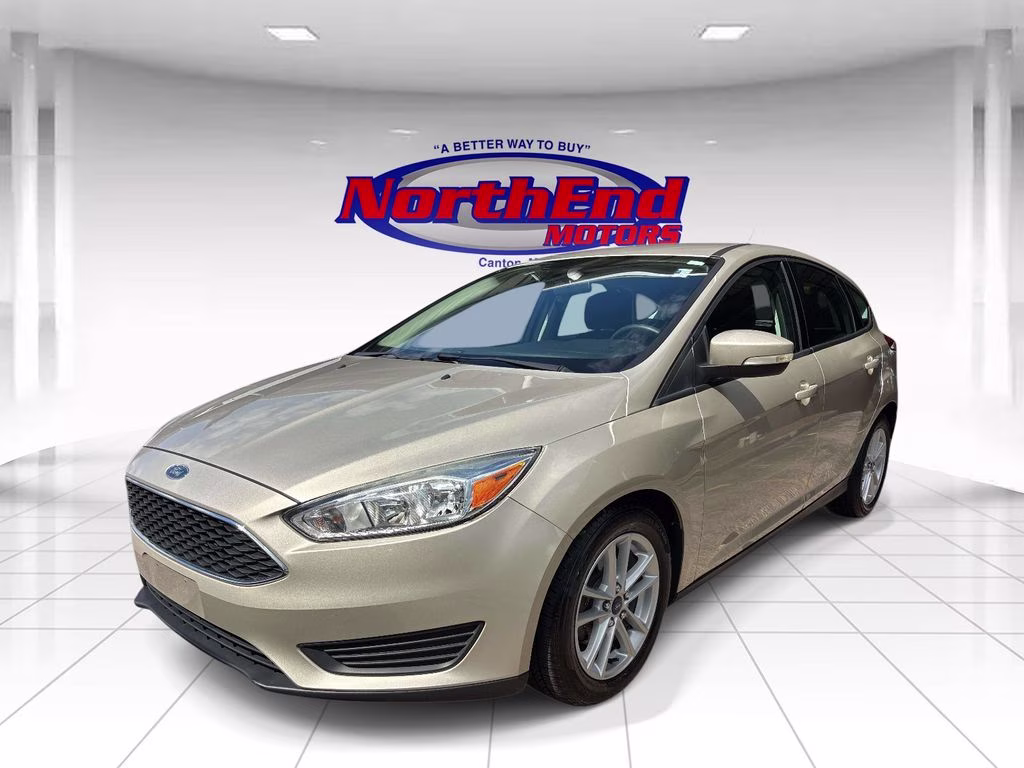 2017 White Gold Metallic Ford Focus SE FWD Hatchback