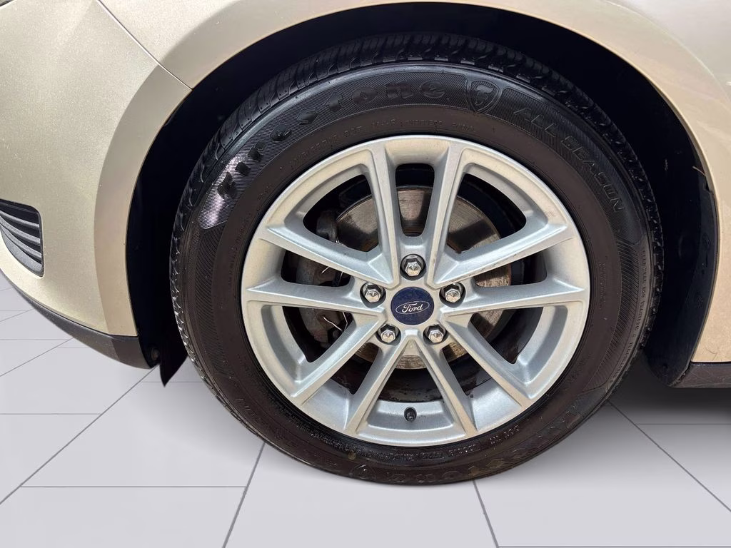 2017 White Gold Metallic Ford Focus SE FWD Hatchback