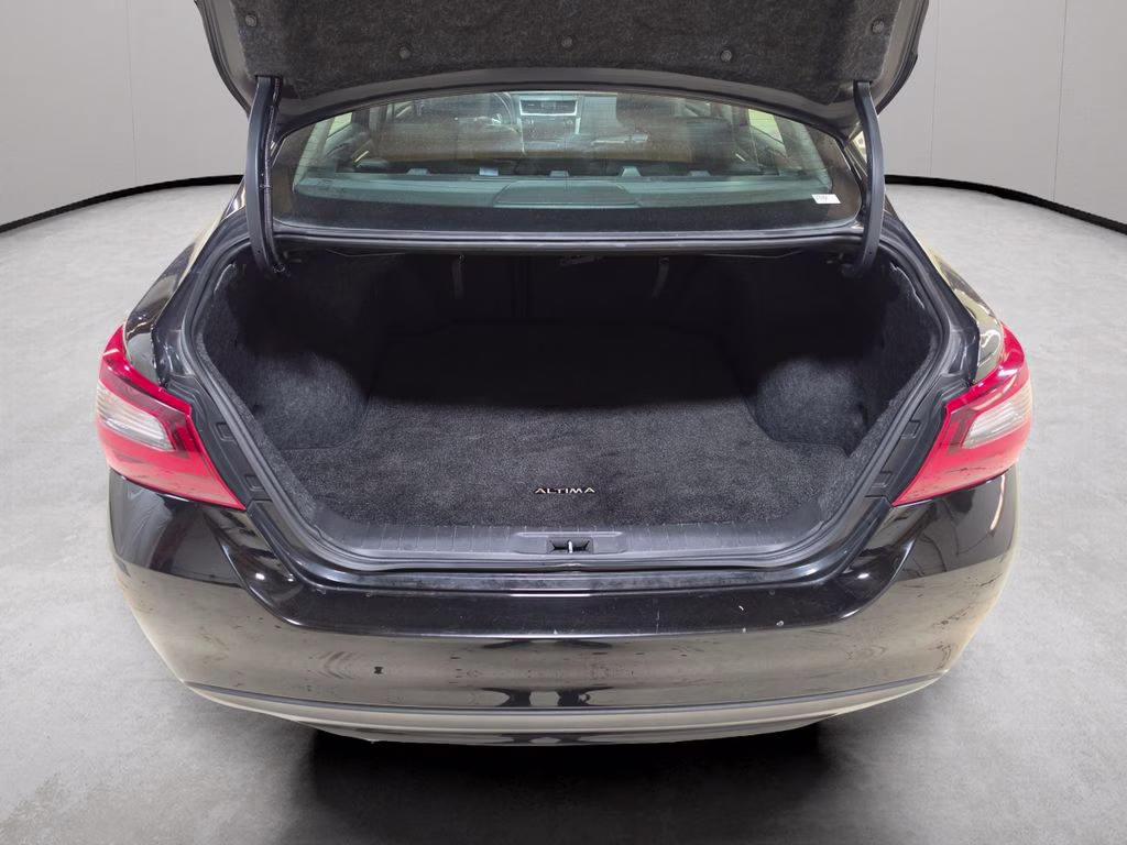 2018 Super Black Clearcoat Nissan Altima 2.5 SR FWD Sedan
