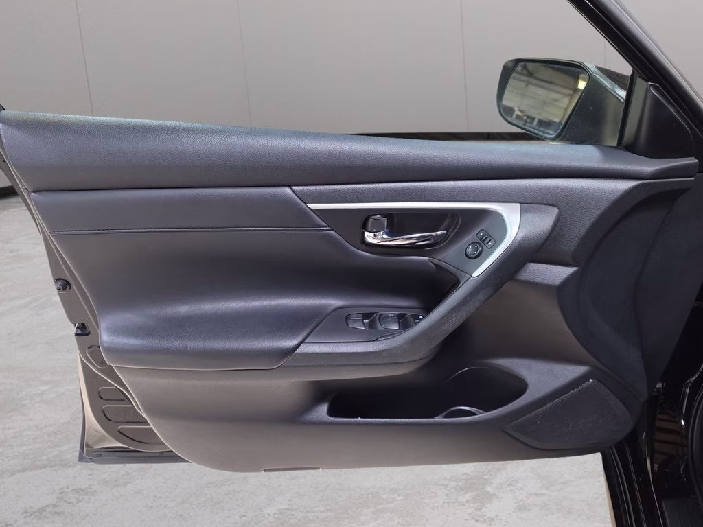 2018 Super Black Clearcoat Nissan Altima 2.5 SR FWD Sedan