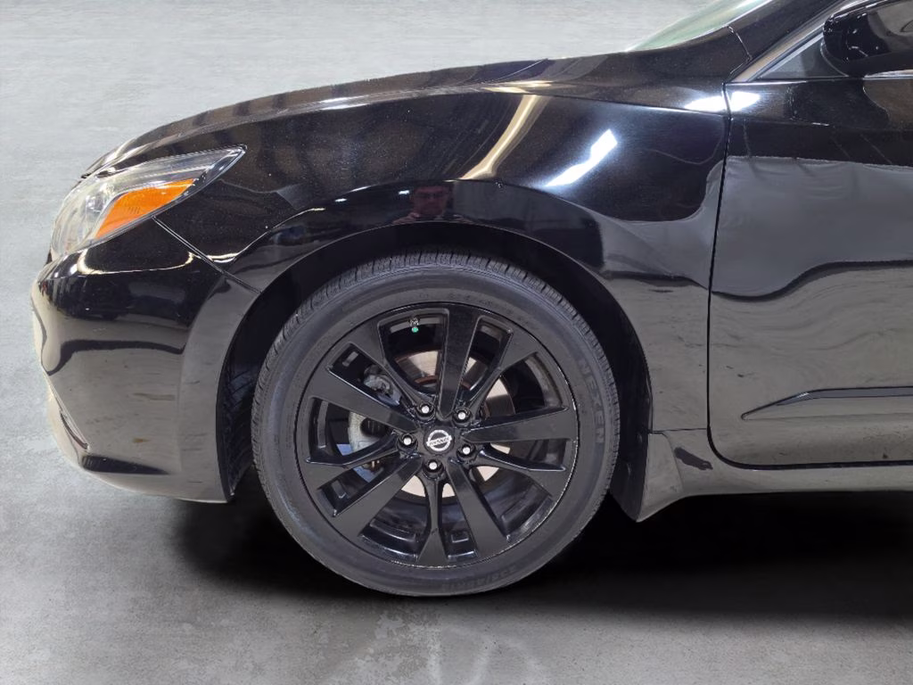 2018 Super Black Clearcoat Nissan Altima 2.5 SR FWD Sedan