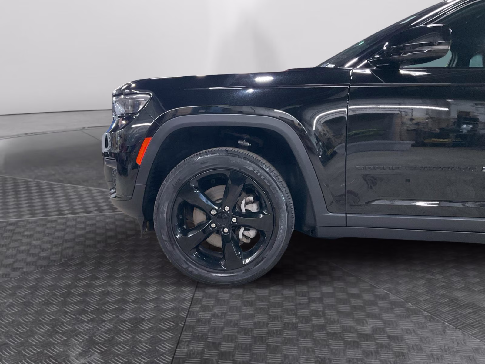 2023 Diamond Black Crystal Pearlcoat Jeep Grand Cherokee L Altitude 4X4 SUV