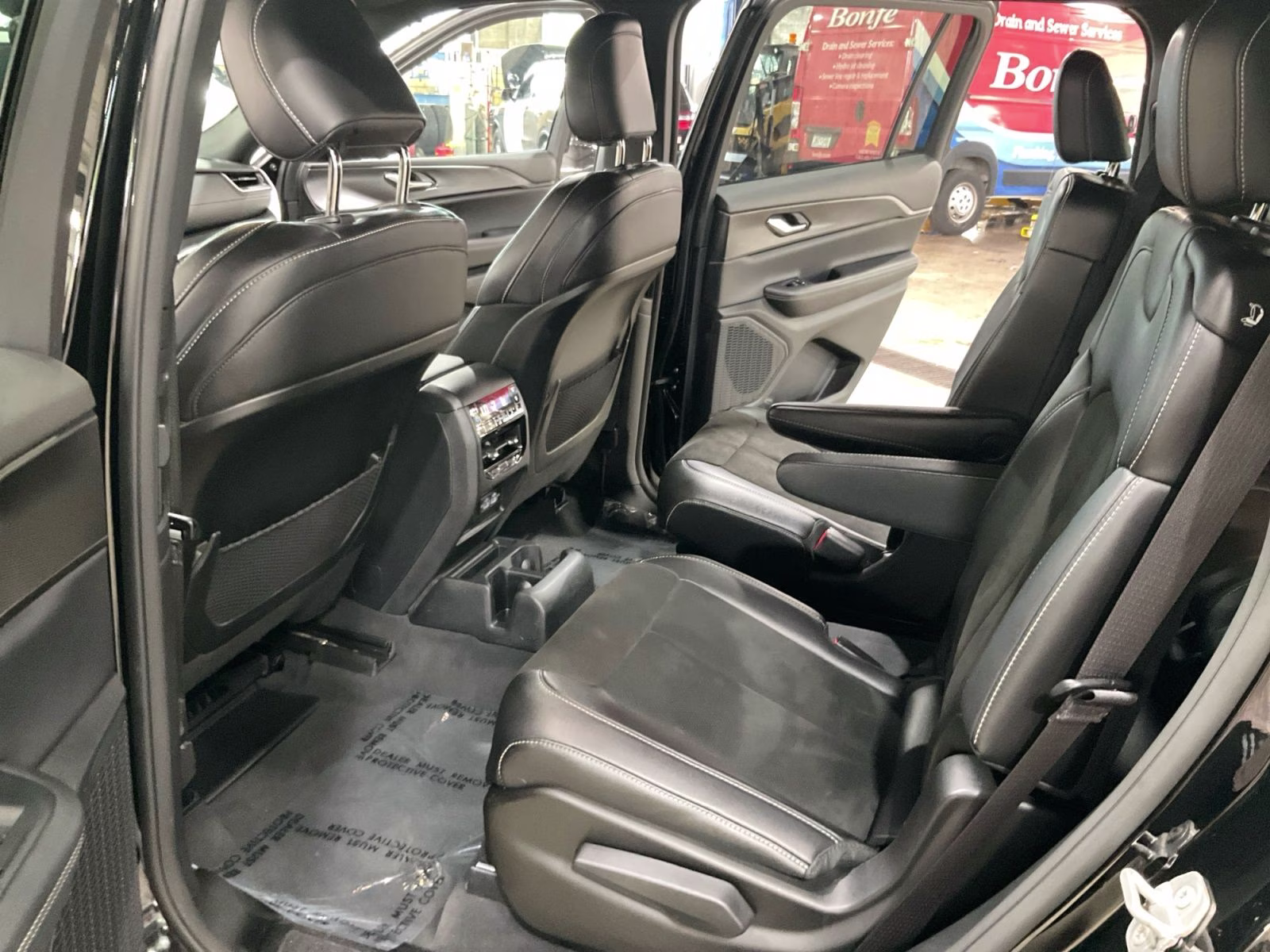 2023 Diamond Black Crystal Pearlcoat Jeep Grand Cherokee L Altitude 4X4 SUV