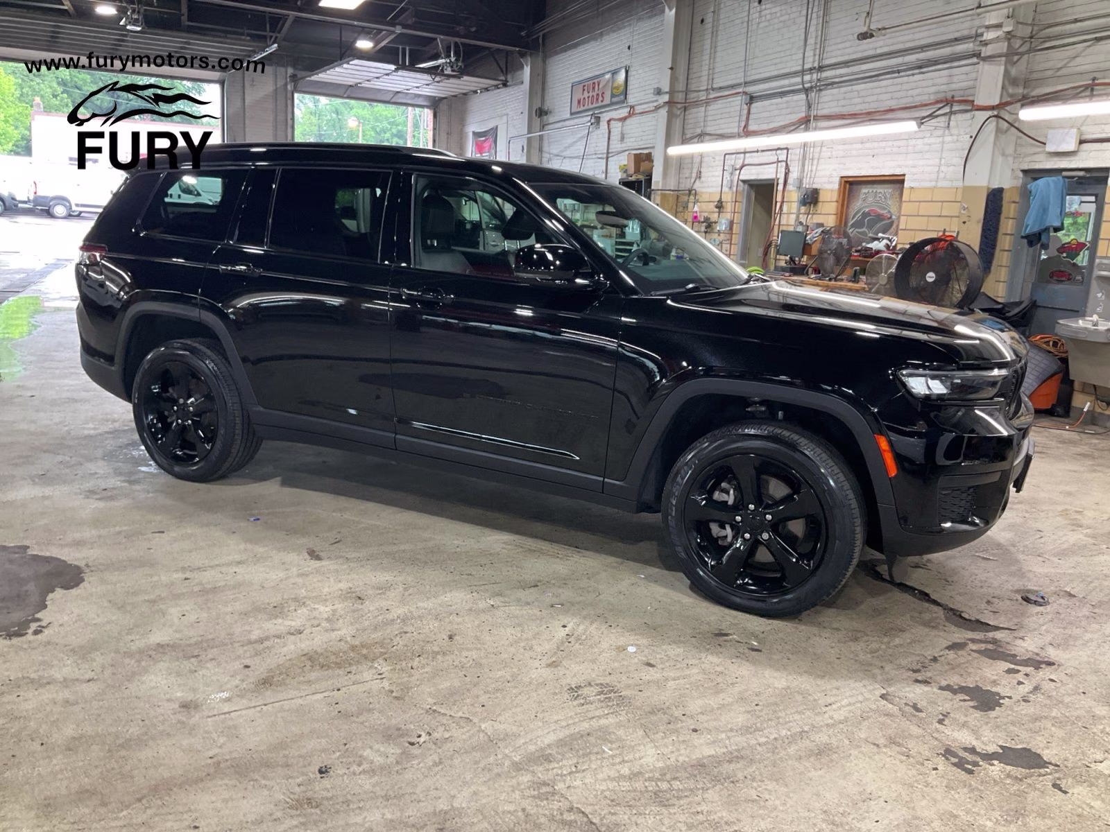 2023 Diamond Black Crystal Pearlcoat Jeep Grand Cherokee L Altitude 4X4 SUV