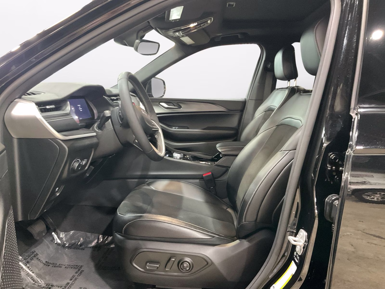 2023 Diamond Black Crystal Pearlcoat Jeep Grand Cherokee L Altitude 4X4 SUV
