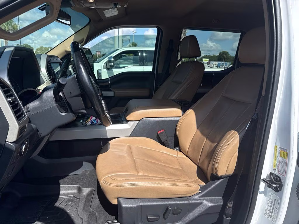 2022 Oxford White Ford Super Duty F-350 DRW Lariat 4X4 Truck