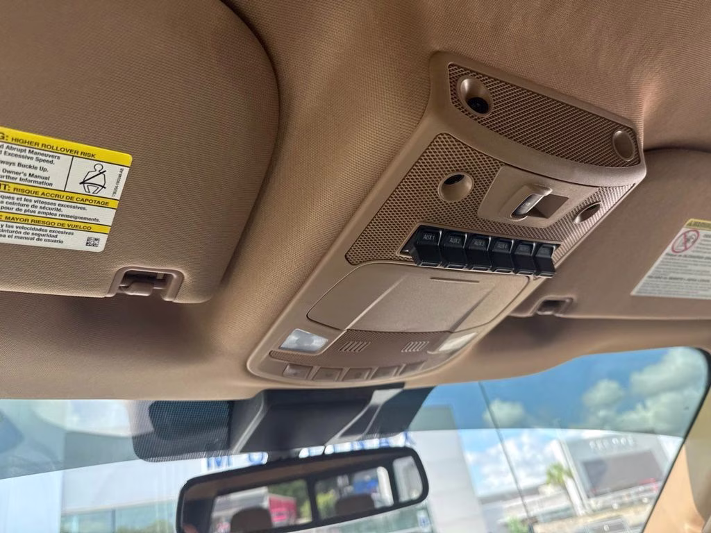 2022 Oxford White Ford Super Duty F-350 DRW Lariat 4X4 Truck