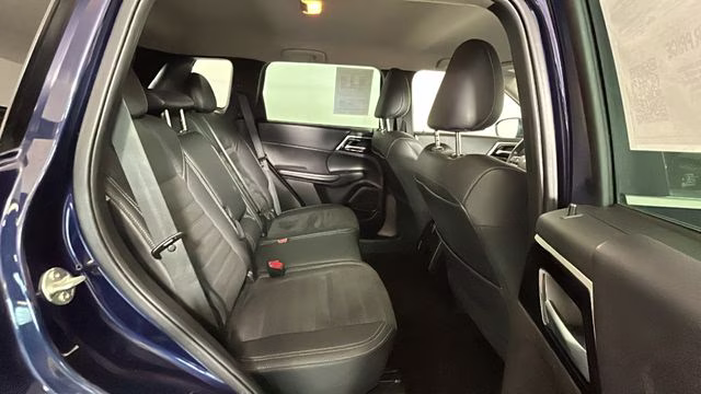 2023 Cosmic Blue Metallic Mitsubishi Outlander SE FWD SUV