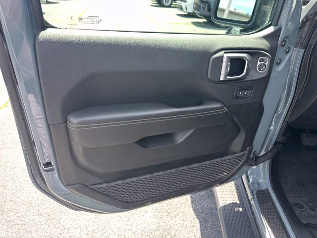 2024 Anvil Clear Coat Jeep Wrangler Sahara 4X4 Convertible