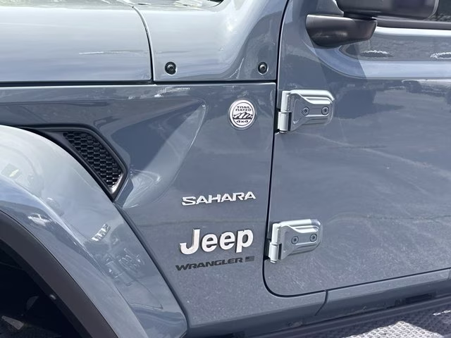 2024 Anvil Clear Coat Jeep Wrangler Sahara 4X4 Convertible