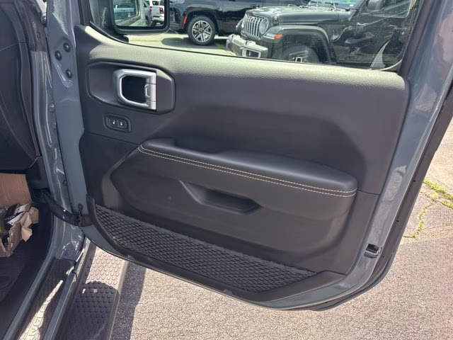 2024 Anvil Clear Coat Jeep Wrangler Sahara 4X4 Convertible