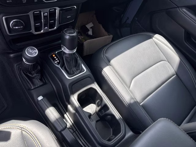 2024 Anvil Clear Coat Jeep Wrangler Sahara 4X4 Convertible